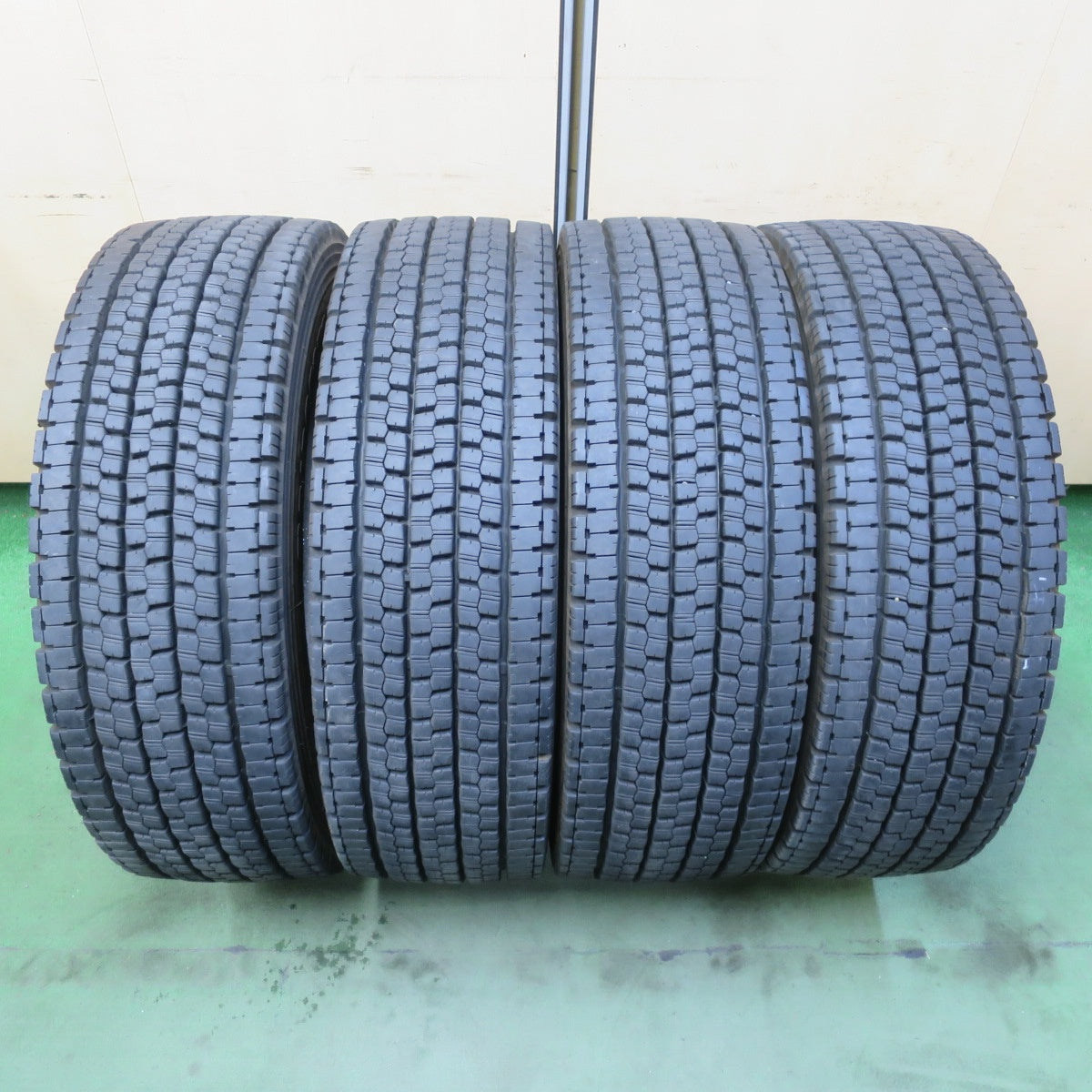 バリ溝！25年！9分★トラック タイヤ 245/70R19.5 136/134J スタッドレス ブリヂストン W999 19.5インチ★6062104イスタ