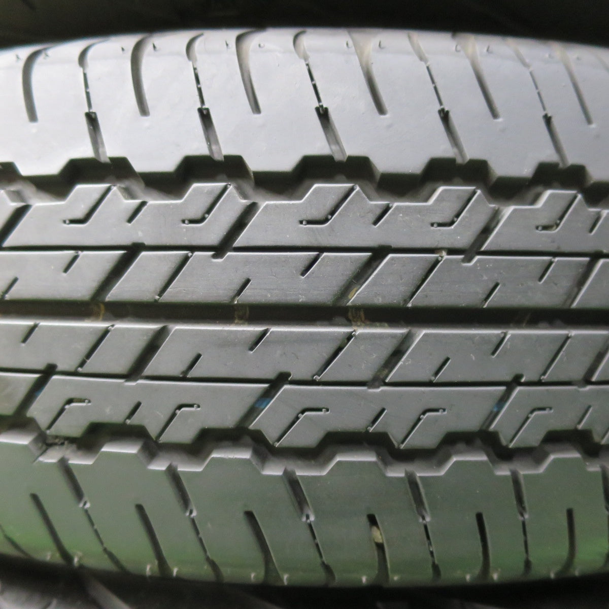 [送料無料] バリ溝！23年！8.5分★195/80R15 ダンロップ AT20 グラントレック タイヤ 15インチ ジムニー シエラ ハイエース 等★5012202イノタ