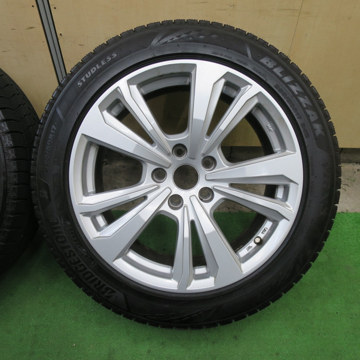バリ溝！23年！キレイ！9.5分★BMW 等 smartline 365 225/50R17 スタッドレス ブリヂストン ブリザック VRX3 スマートライン 17インチ PCD112/5H★5112205TTス