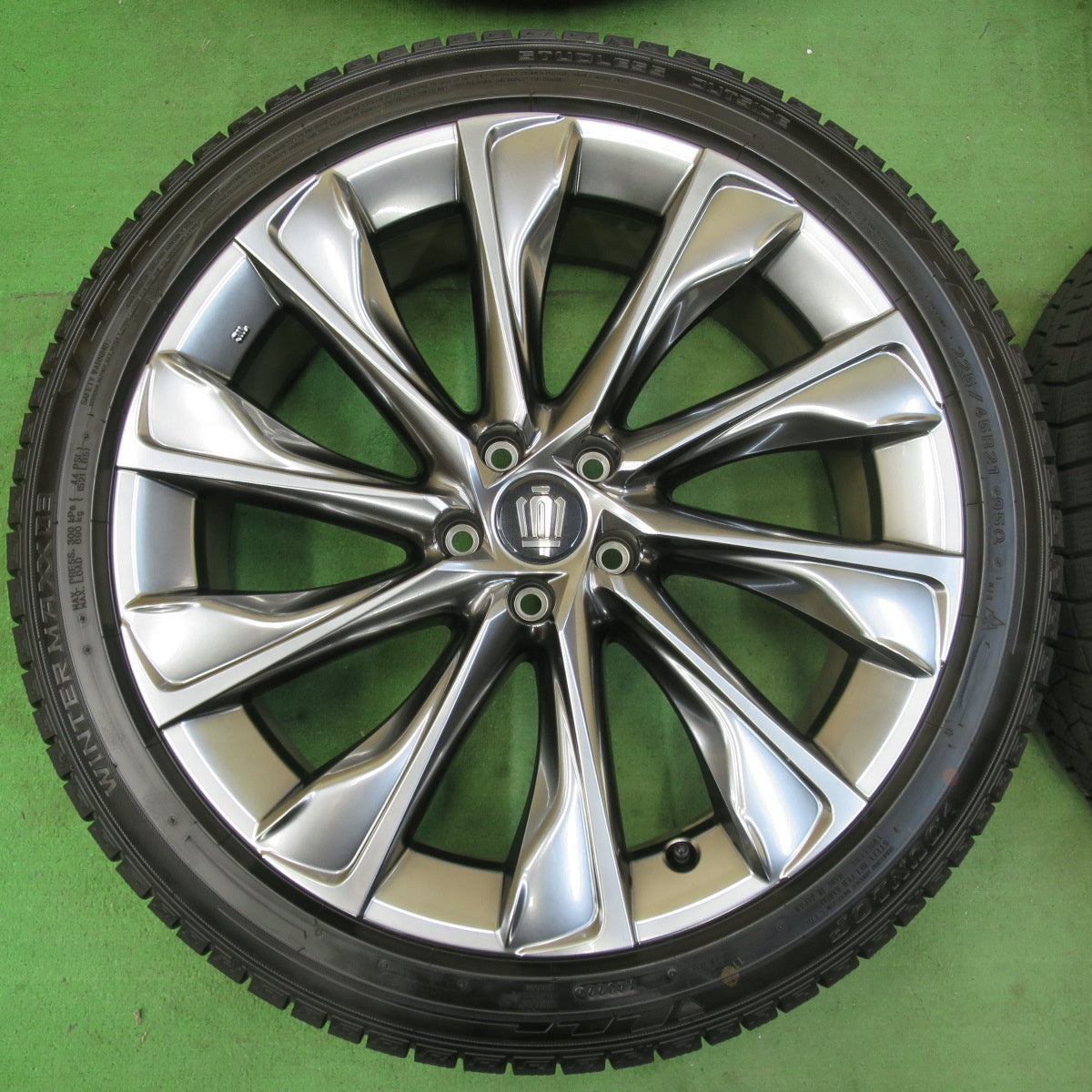 [送料無料] バリ溝！22年！キレイ！9.5分以上★トヨタ クラウン クロスオーバー 純正 225/45R21 スタッドレス ダンロップ ウインターマックス03 21インチ PCD114.3/5H★5021416イス