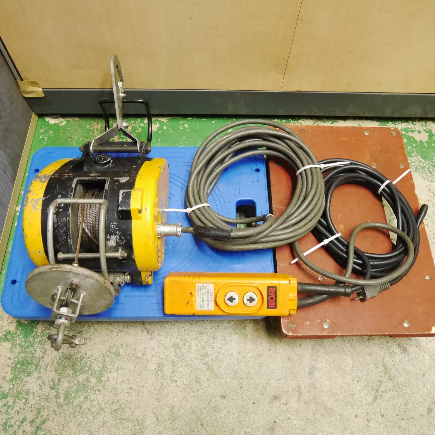 [送料無料] ☆RYOBI リョービ 電動 小型 ウインチ WI-61C 荷重 60kg ウィンチ 工具 リモコン 100V☆