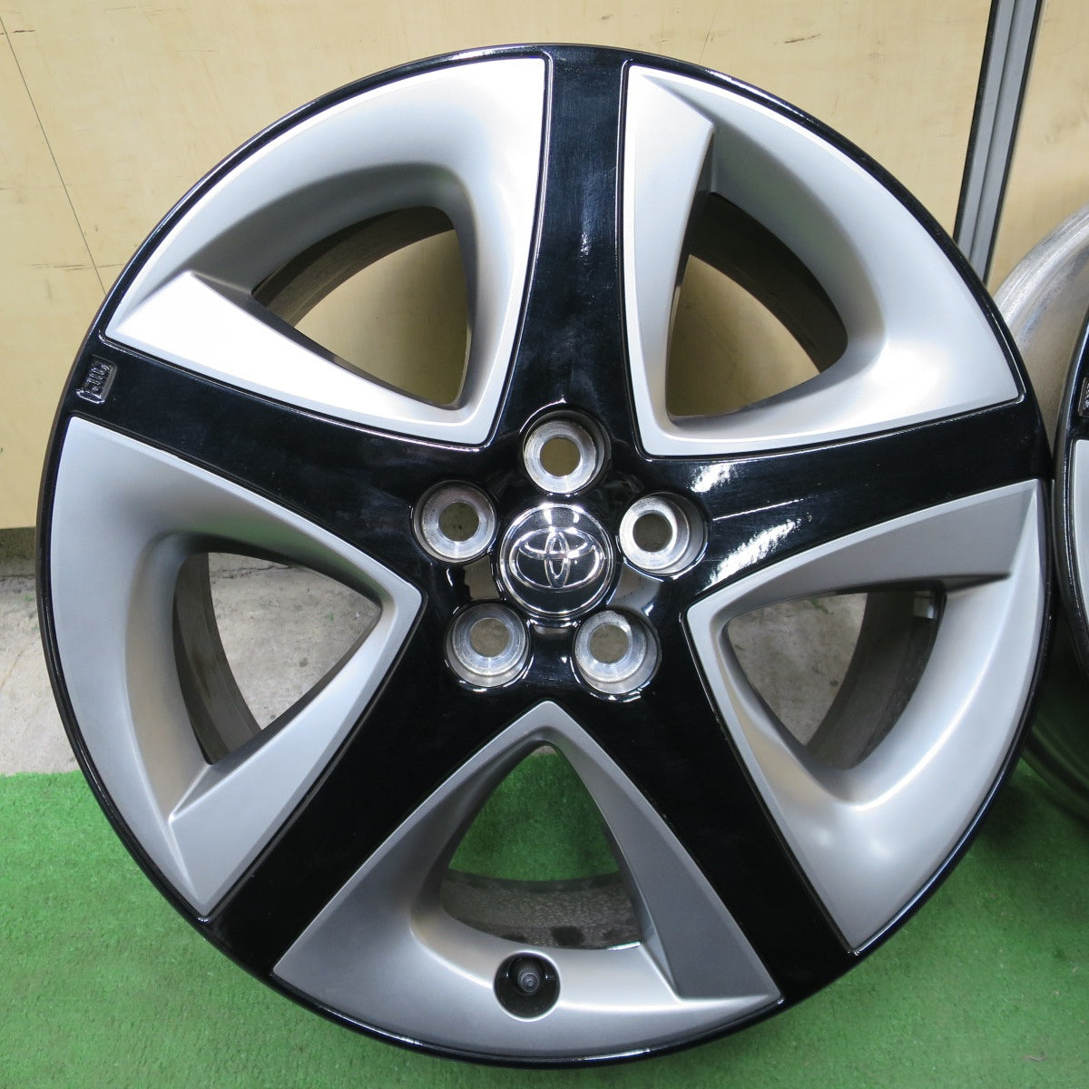 キレイ！付属品付き★トヨタ 50系 プリウス ツーリング 純正 ホイール 17インチ 17×7J PCD100/5H★6031401NGホ