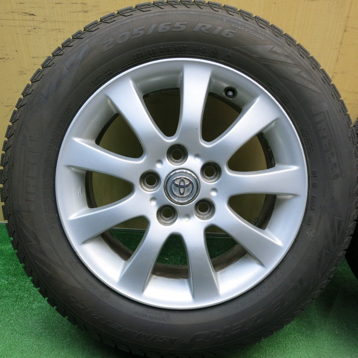 バリ溝！23年！9分★トヨタ 30系 ウィンダム 純正 205/65R16 スタッドレス ピレリ アイスゼロ アシンメトリコ 16インチ PCD114.3/5H★6050203HAス