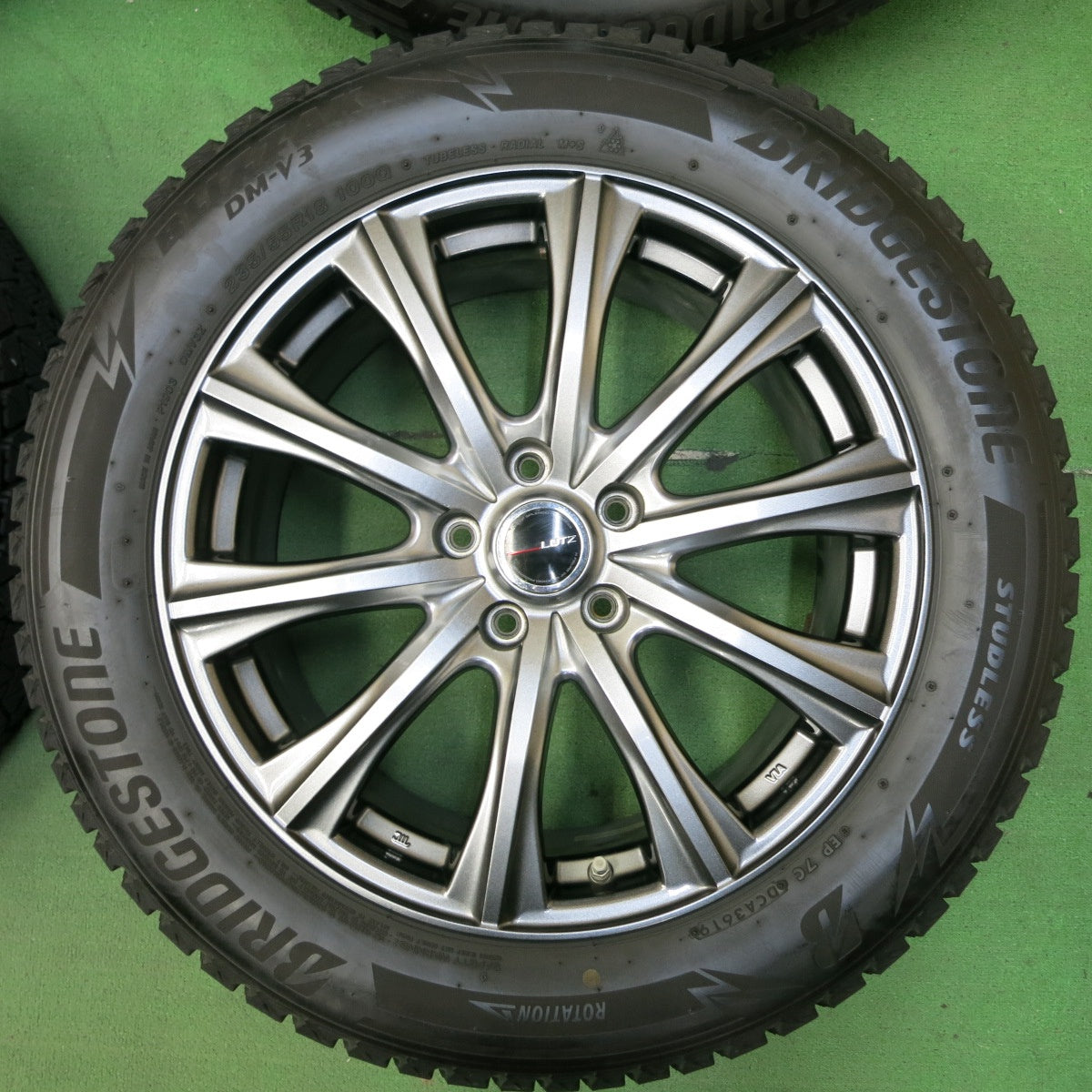 [送料無料] バリ溝！キレイ！9.5分★スタッドレス 235/55R18 ブリヂストン ブリザック DM-V3 LUTZ 18インチ PCD114.3/5H★4092003SYス