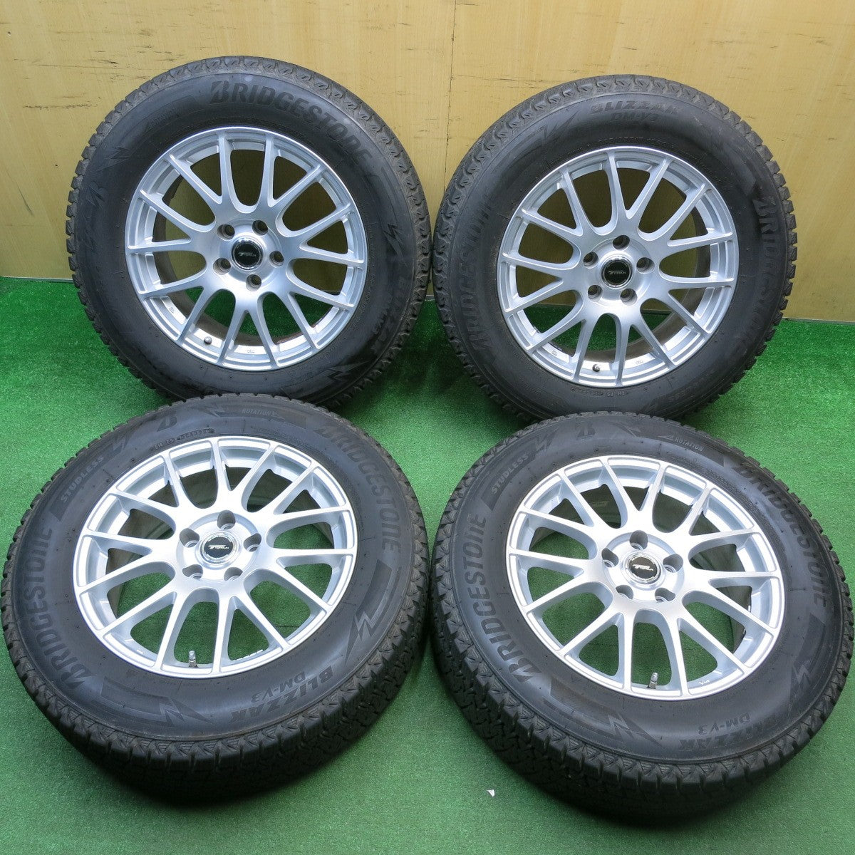 バリ溝！22年！キレイ！9.5分★スタッドレス 225/65R17 ブリヂストン ブリザック DM-V3 TOPRUN トップラン 17インチ PCD114.3/5H★5121402HAス