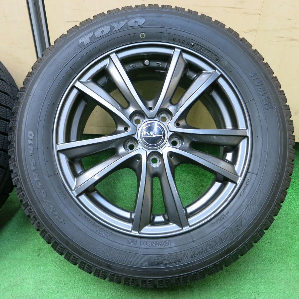 *送料無料* バリ溝！キレイ！9.5分★プリウス等 195/65R15 スタッドレス トーヨー ガリット G5 NIRVANA NV ニルバーナ PCD100/5H★4032708イス