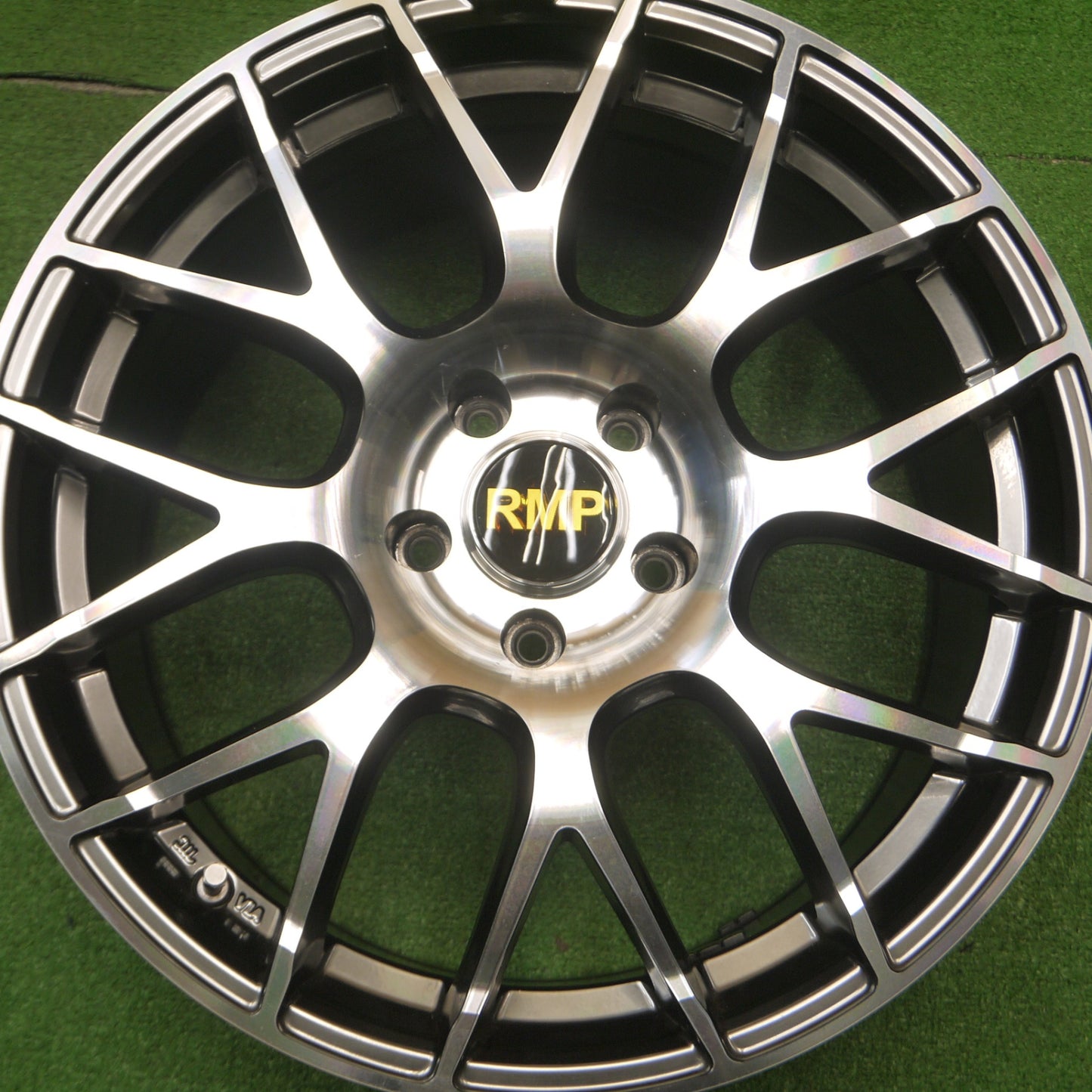 [送料無料] キレイ★RMP 028F 18インチ ホイール 18×8.0J PCD114.3/5H★4110105Hホ