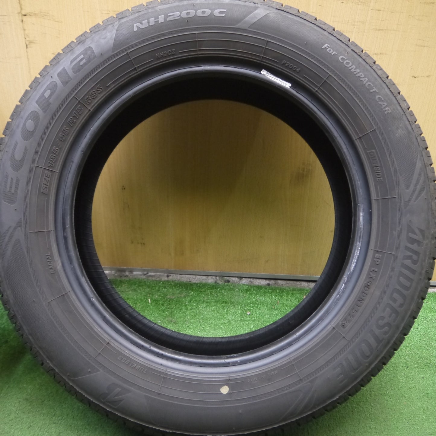 *送料無料* バリ溝！22年！9.5分★185/65R15 ブリヂストン エコピア NH200C タイヤ 15インチ ノート フリード 等★4051710Hノタ