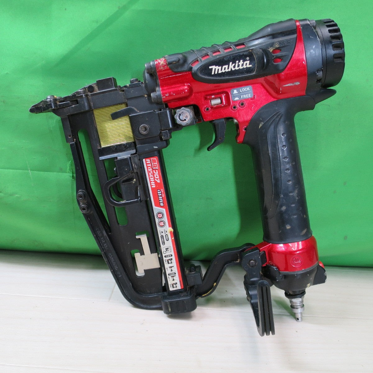 [送料無料] ☆マキタ 高圧 フロア タッカ エアダスタ付 フロア用 ステープル 4MA線 AT450HA ケース付き エア 工具☆