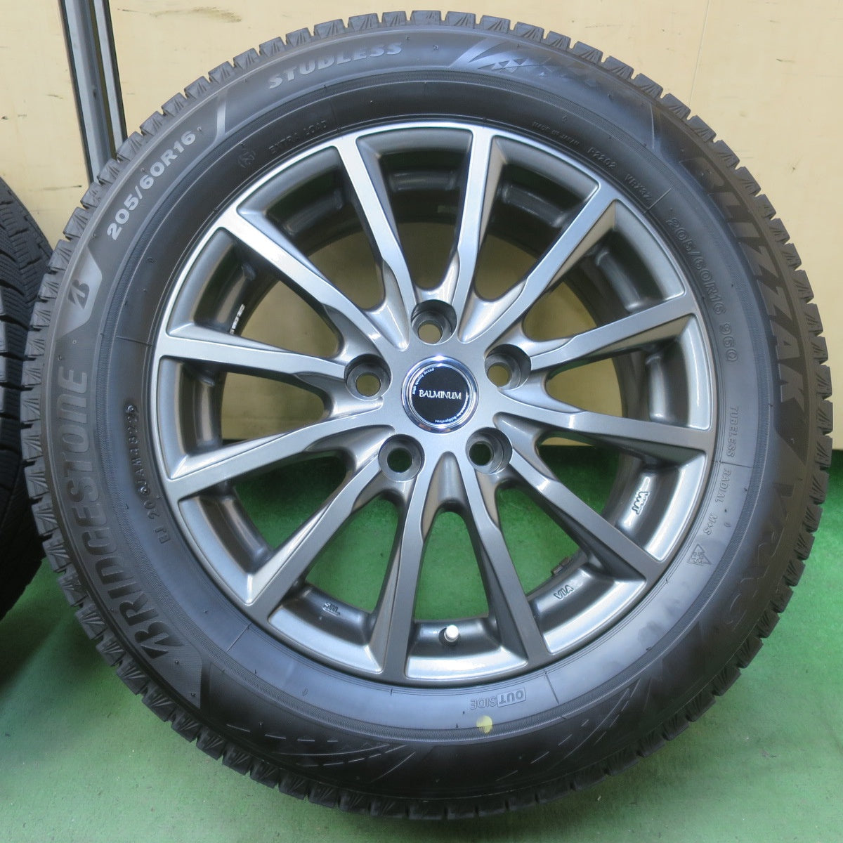 バリ溝！22年！キレイ！9.5分◎スタッドレス 205/60R16 ブリヂストン ブリザック VRX3 BALMINUM AR12 バルミナ 16インチ PCD114.3/5H◎6062406イス