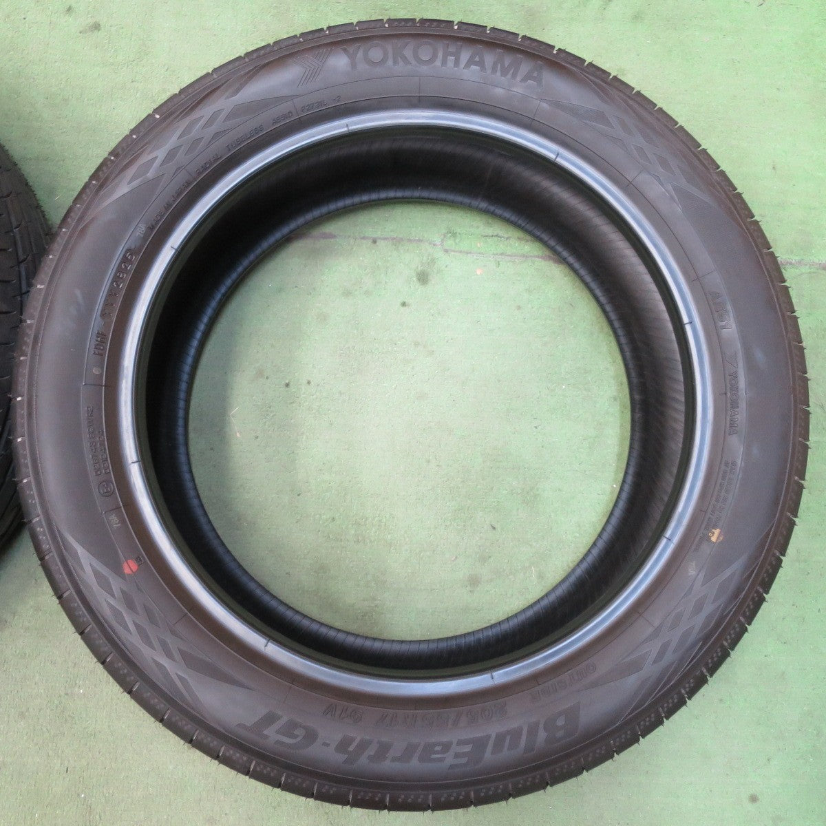 新車外し！25年★205/55R17 ヨコハマ BluEarth-GT AE51 ブルーアース タイヤ 17インチ ノア ヴォクシー 等★5092709イノタ