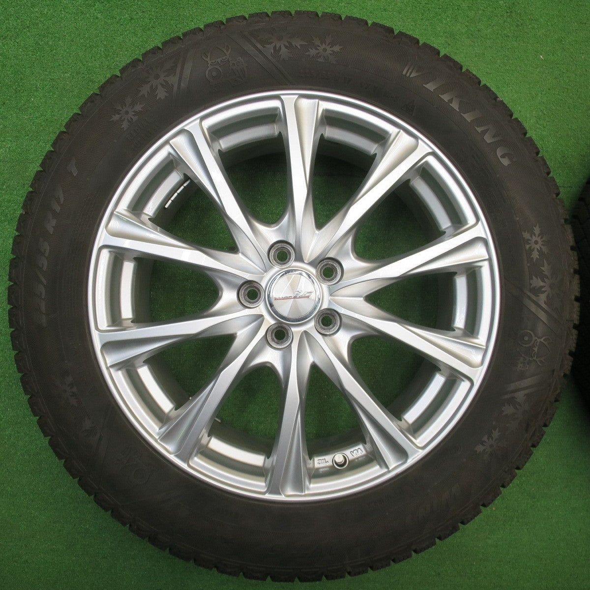 バリ溝！22年！キレイ！9.5分★XV 等 225/55R17 スタッドレス バイキング WINTECH WT6 ILLUGA 社外 アルミ 17インチ PCD100/5H★5122404NJス