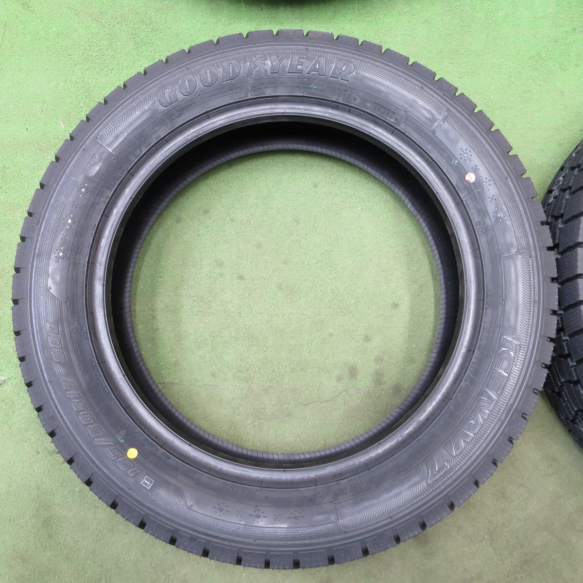 未使用！25年★スタッドレス 195/60R17 グッドイヤー アイスナビ7 タイヤ 17インチ ライズ ロッキー 60系 プリウス 等★6031303NGスタ