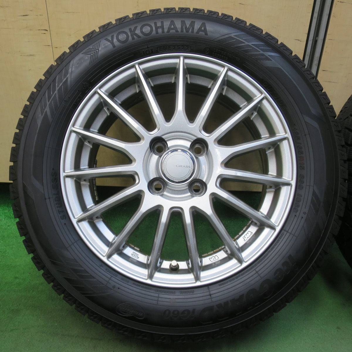 バリ溝！22年！キレイ！9.5分★スタッドレス 185/65R15 ヨコハマ アイスガード iG60 GRASS グラス 15インチ PCD100/4H★5112909イス