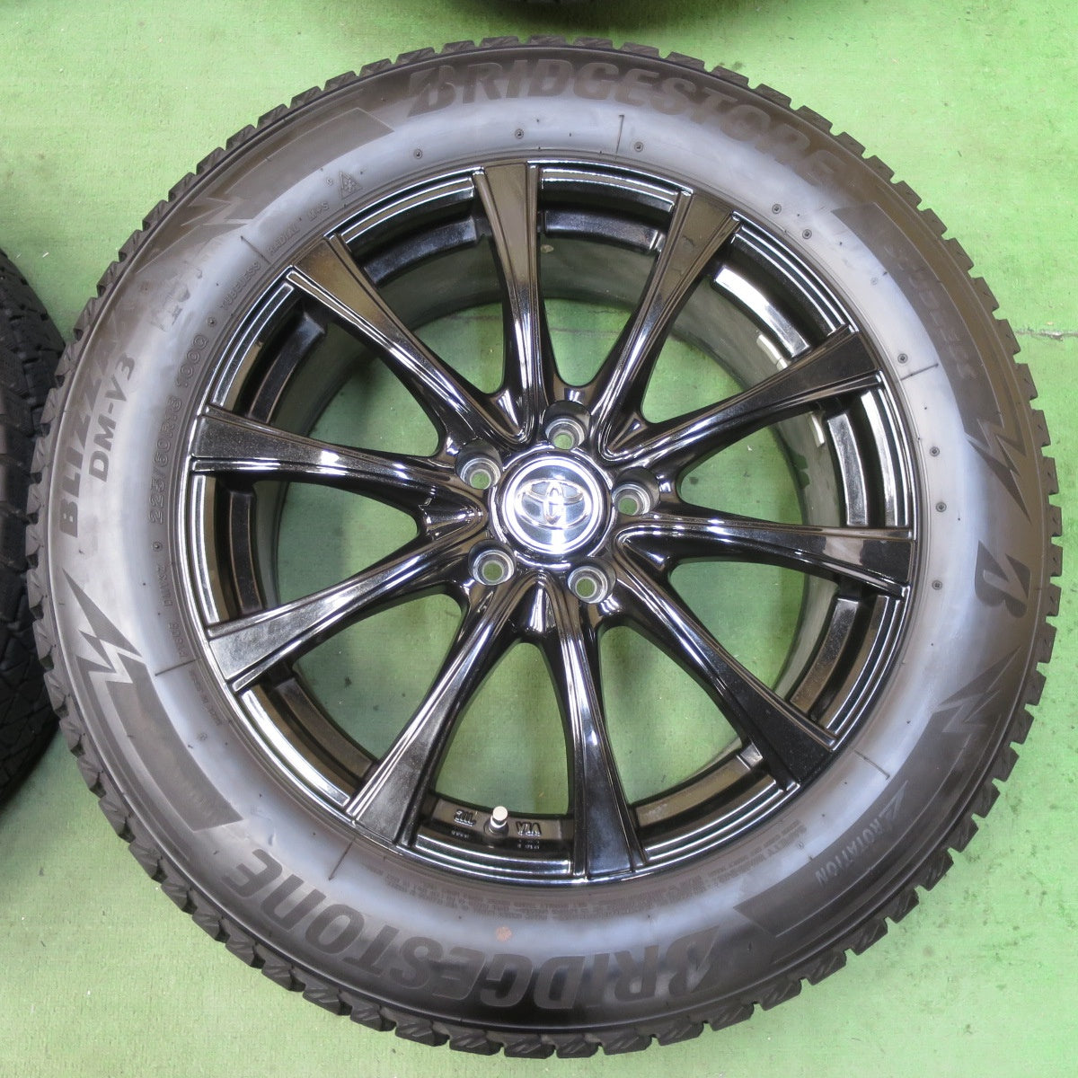 バリ溝！21年！キレイ！9分★スタッドレス 225/60R18 ブリヂストン ブリザック DM-V3 社外 アルミ トヨタ 18インチ PCD114.3/5H★5101602イス