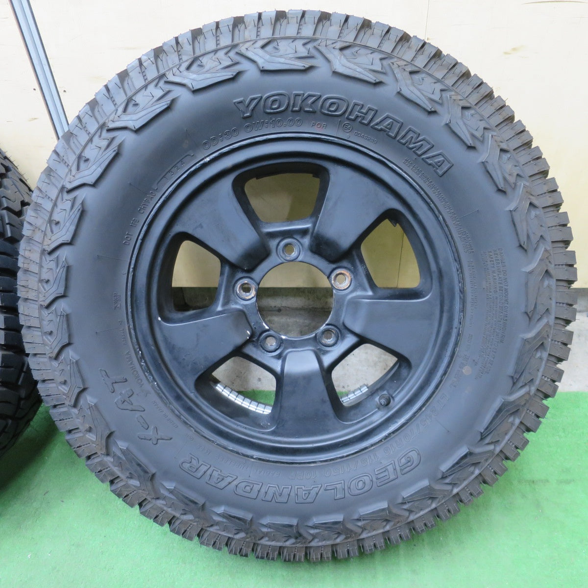 バリ溝！24年！9.5分★スズキ ジムニー 純正 ENKEI 245/70R16 118/115Q 10PR ヨコハマ ジオランダー X-AT 16インチ エンケイ PCD139.7/5H★6051302ナノ