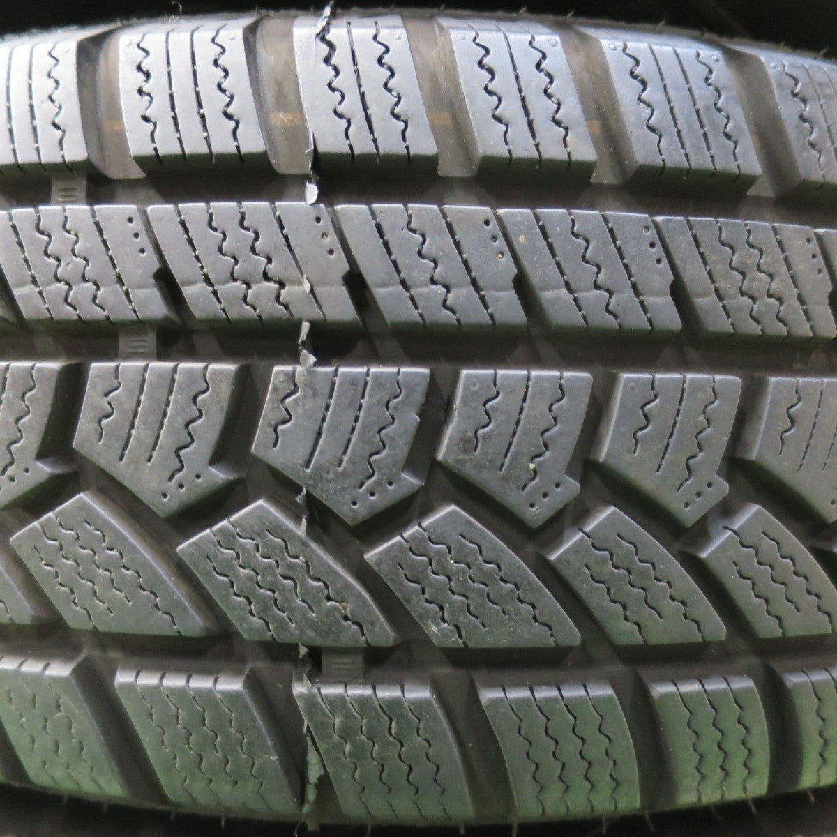 バリ溝！21年！キレイ！9.5分以上★スタッドレス 195/65R15 ハイフライ Win-turi 212 Verthandi ヴェルサンディ ヴェルザンディ 15インチ PCD114.3/5H★5021418イス