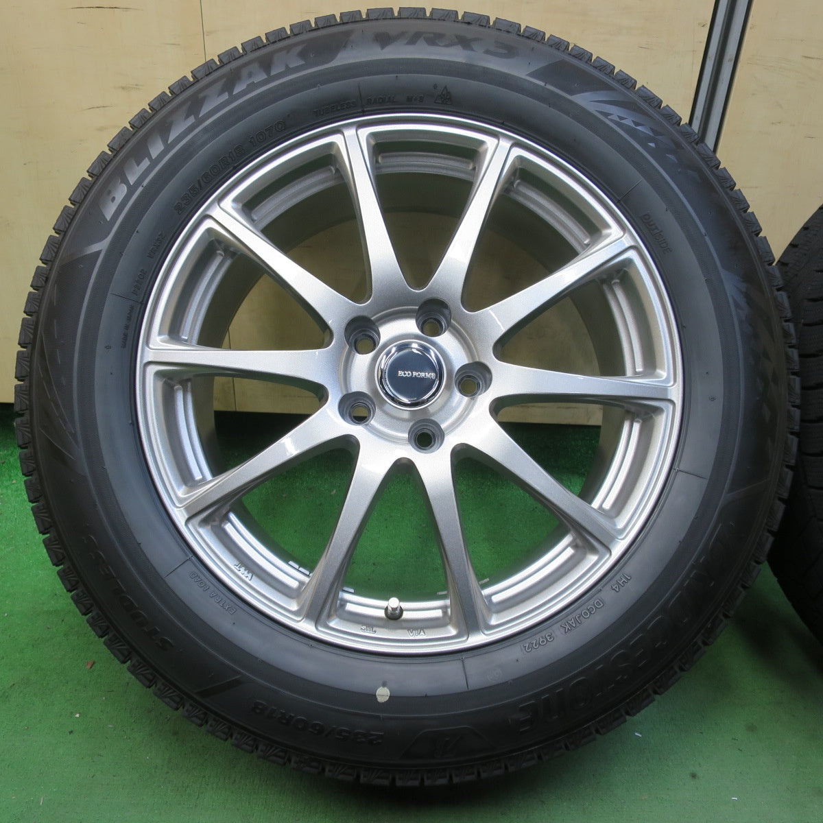 バリ溝！22年！キレイ！9.5分★スタッドレス 235/60R18 ブリヂストン ブリザック VRX3 ECO FORME エコフォルム 18インチ PCD114.3/5H★5063011イス