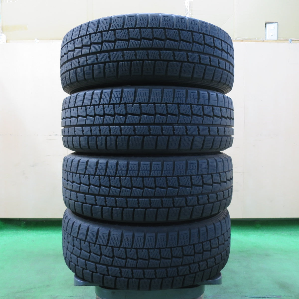 [送料無料] バリ溝！キレイ！9.5分★シエンタ 等 185/60R15 スタッドレス ダンロップ ウインターマックス WM01 Stranger ストレンジャー 15インチ PCD100/5H★4112909イス
