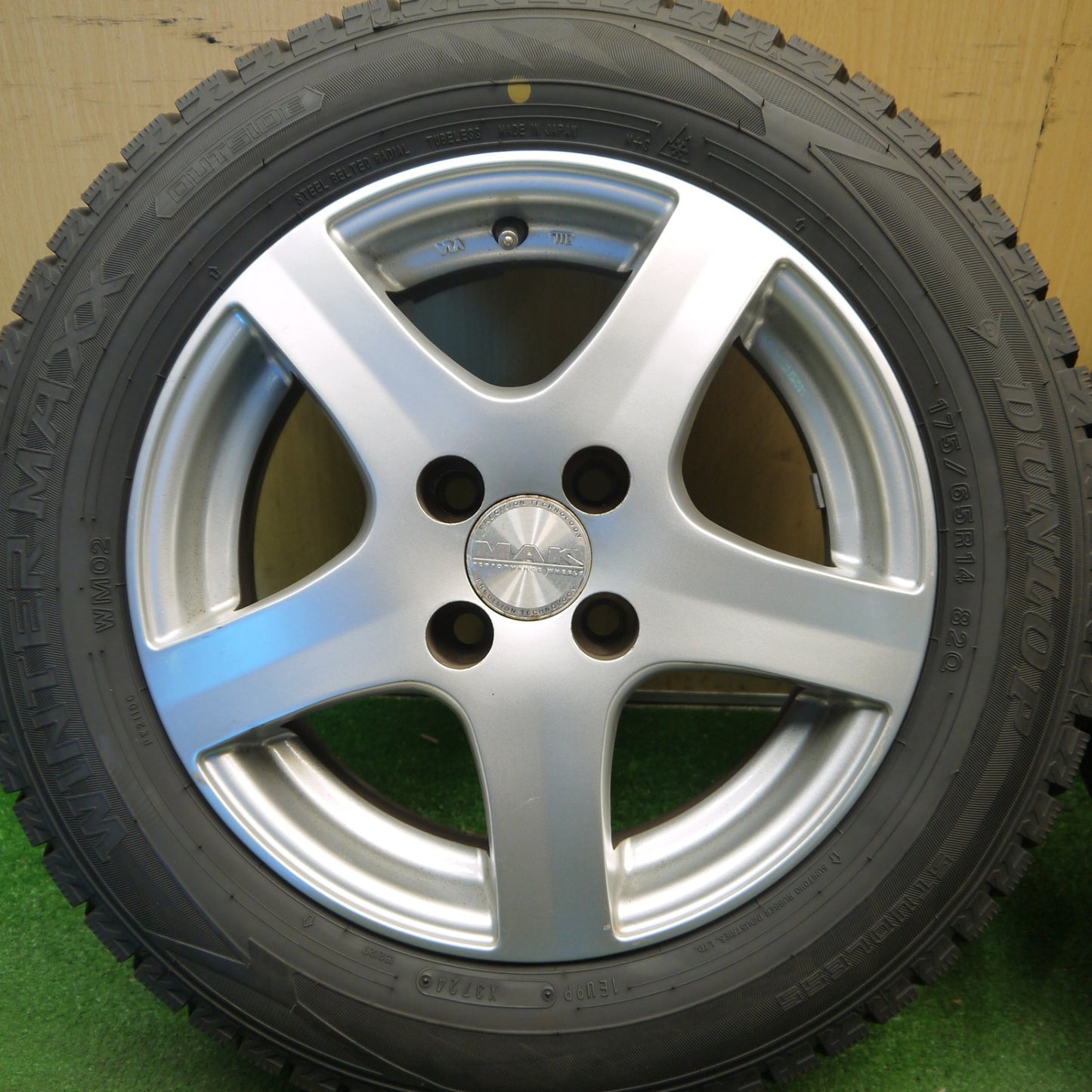 バリ溝！24年！9.5分★FIAT フィアット 500 等 MAK FIX 175/65R14 スタッドレス ダンロップ ウインターマックス WM02 フィックス 14インチ PCD98/4H★6031709Hス