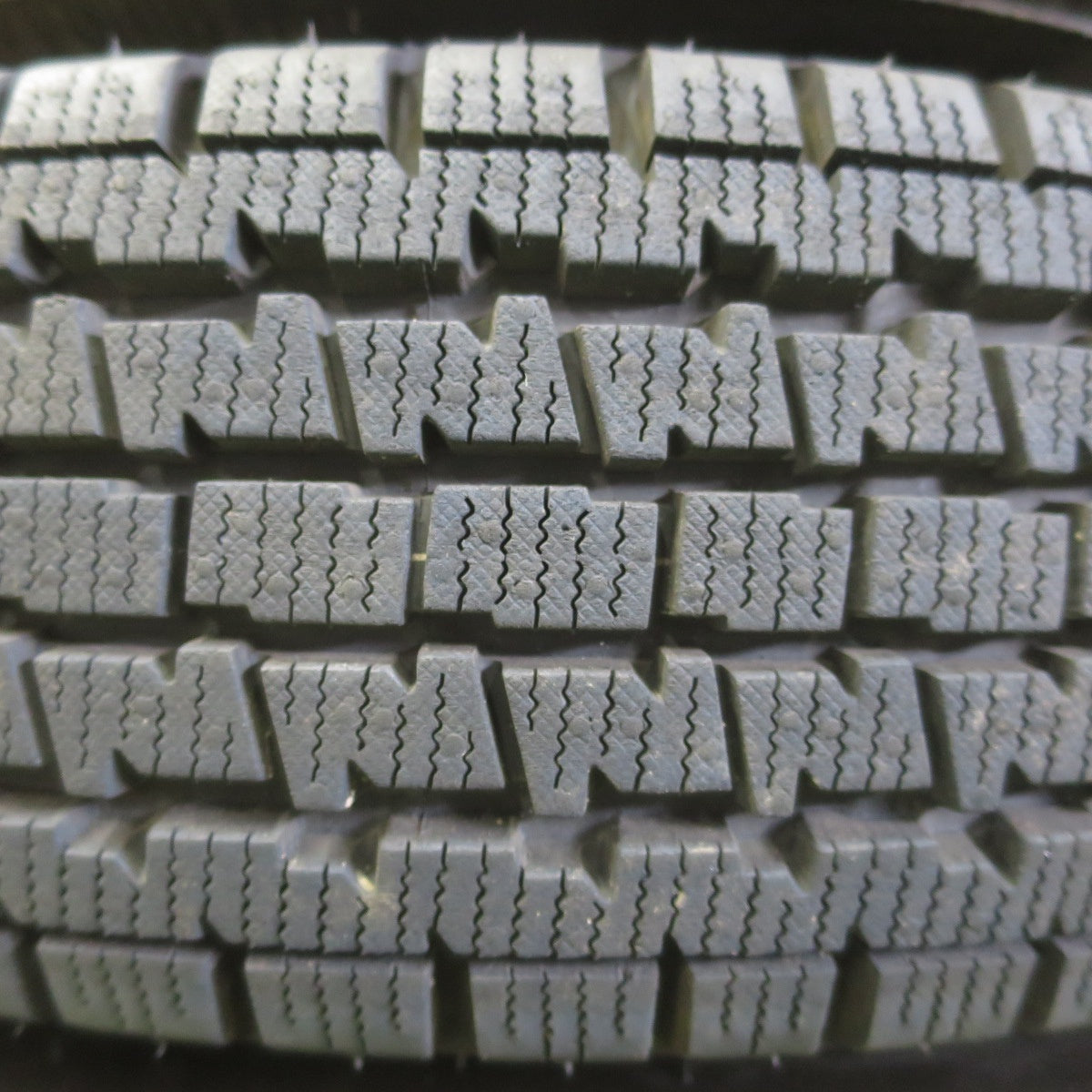 バリ溝！25年！キレイ！9.5分以上★スタッドレス 145/80R12 80/78N ブリヂストン W300 スチール ホイール 12インチ PCD100 110 114.3/4H マルチ★6041807イス