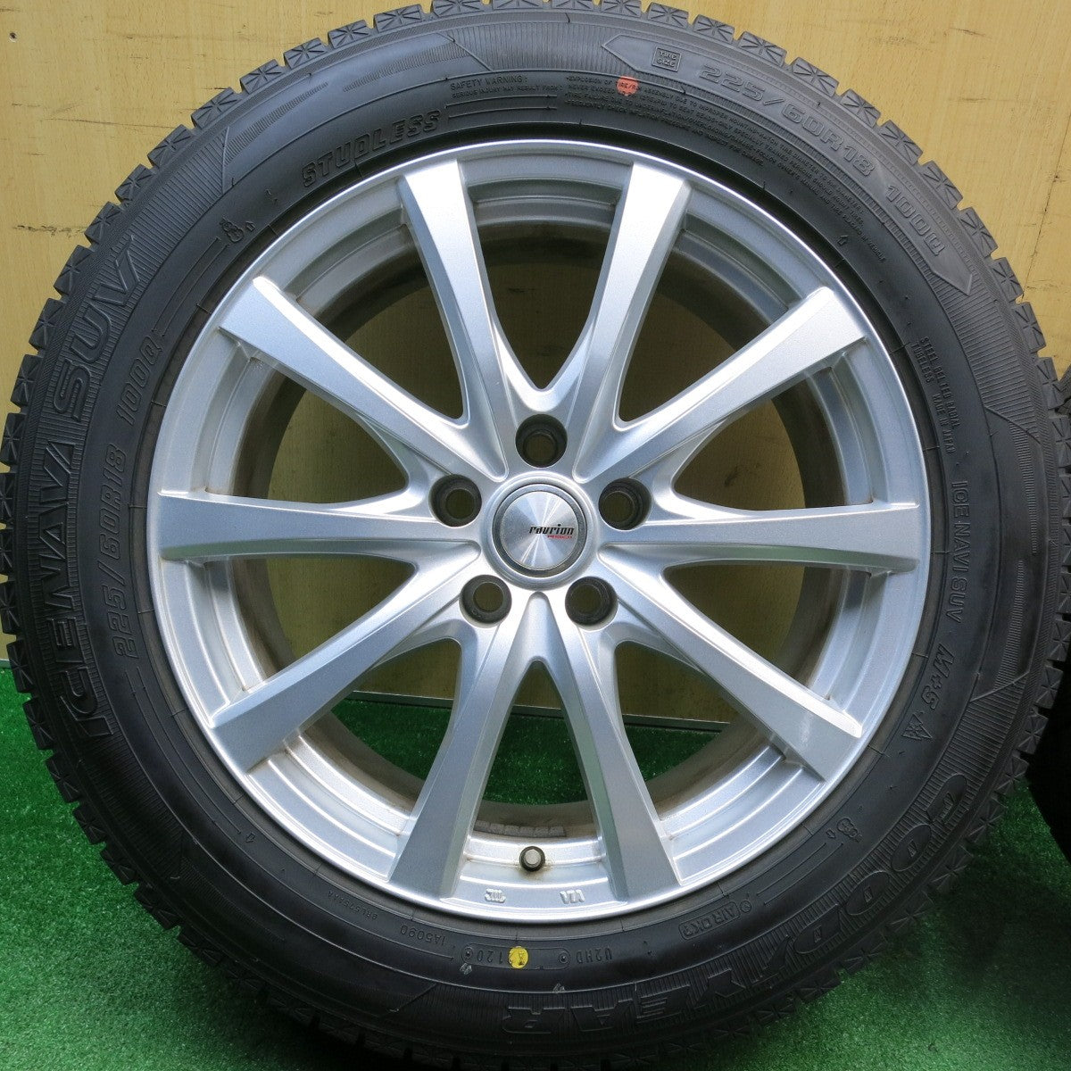 バリ溝！キレイ！9.5分★スタッドレス 225/60R18 グッドイヤー アイスナビ SUV ravrion RS01 ラブリオン 18インチ PCD114.3/5H★5121403HAス
