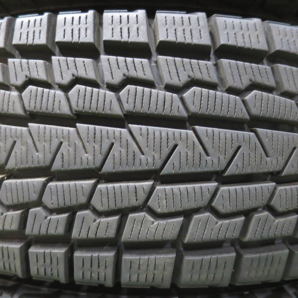 バリ溝！22年！9.5分★スタッドレス 195/80R15 107/105L ヨコハマ アイスガード G075 タイヤ 15インチ ジムニー シエラ ジムニー ノマド 等★5102509イスタ
