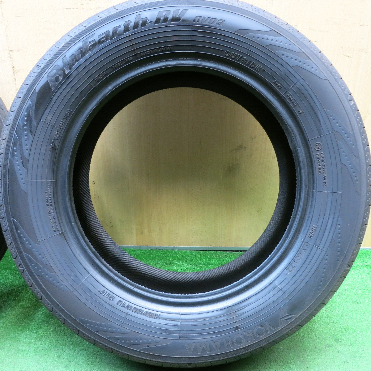 バリ溝！22年！8.5分★195/65R15 ヨコハマ BluEarth-RV RV03 タイヤ ブルーアース 15インチ ノア ヴォクシー セレナ プリウス 等★5071706HAノタ