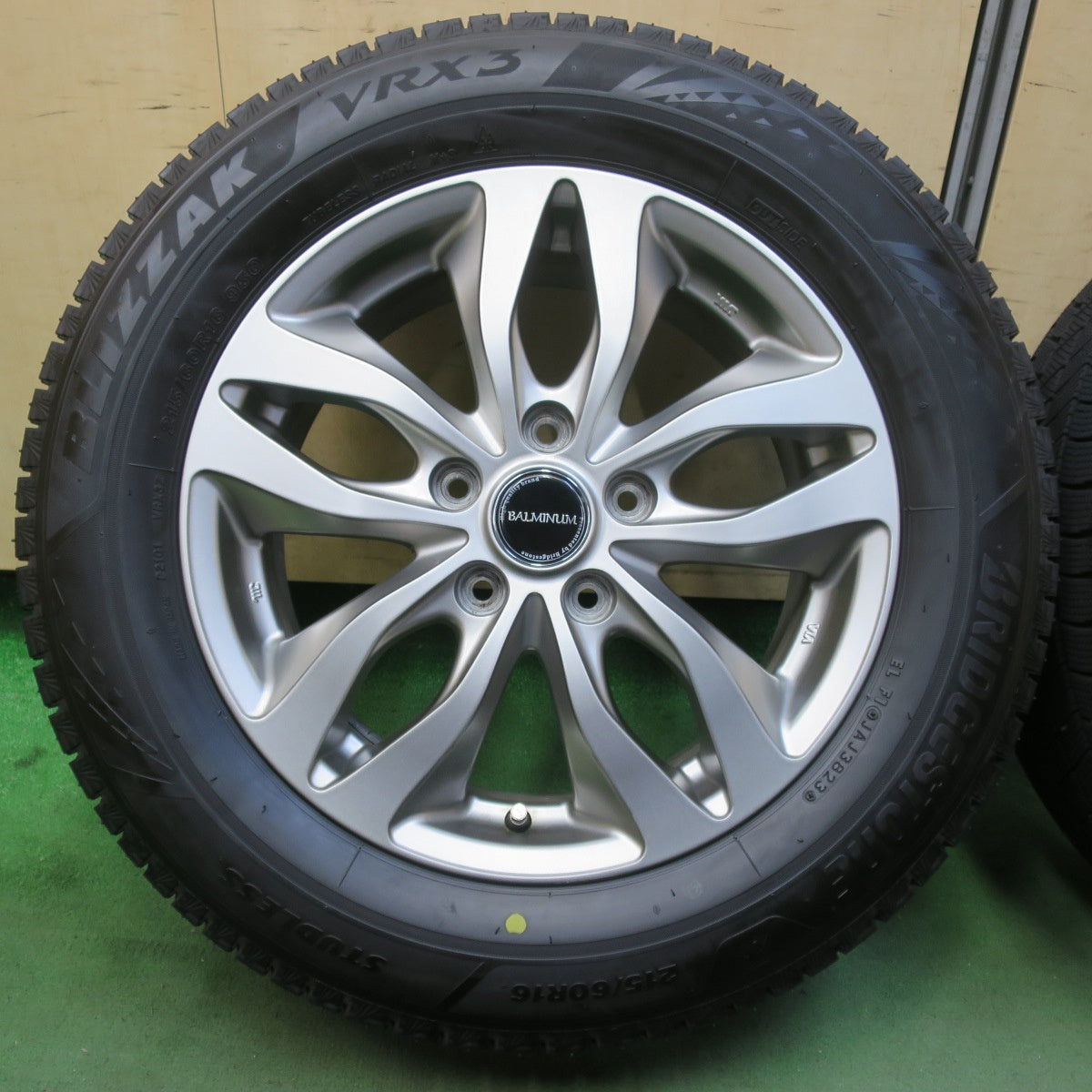 バリ溝！23年！キレイ！9.5分★スタッドレス 215/60R16 ブリヂストン ブリザック VRX3 BALMINUM バルミナ 16インチ PCD114.3/5H★5110814イス