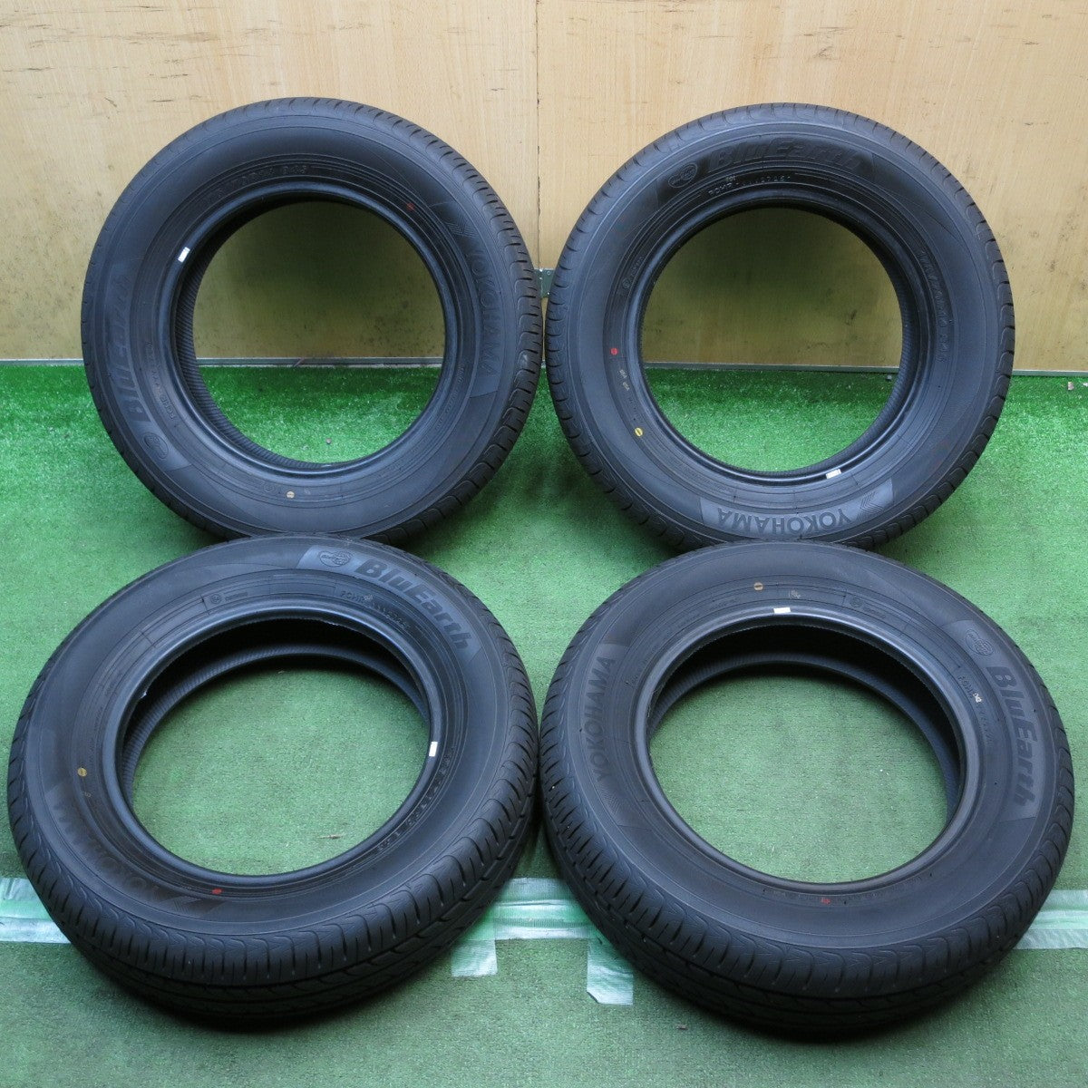 バリ溝！25年！ほぼ10分◎175/70R14 ヨコハマ ブルーアース AE01F タイヤ 14インチ ヤリス アクア ヴィッツ シエンタ 等◎6092110KKノタ