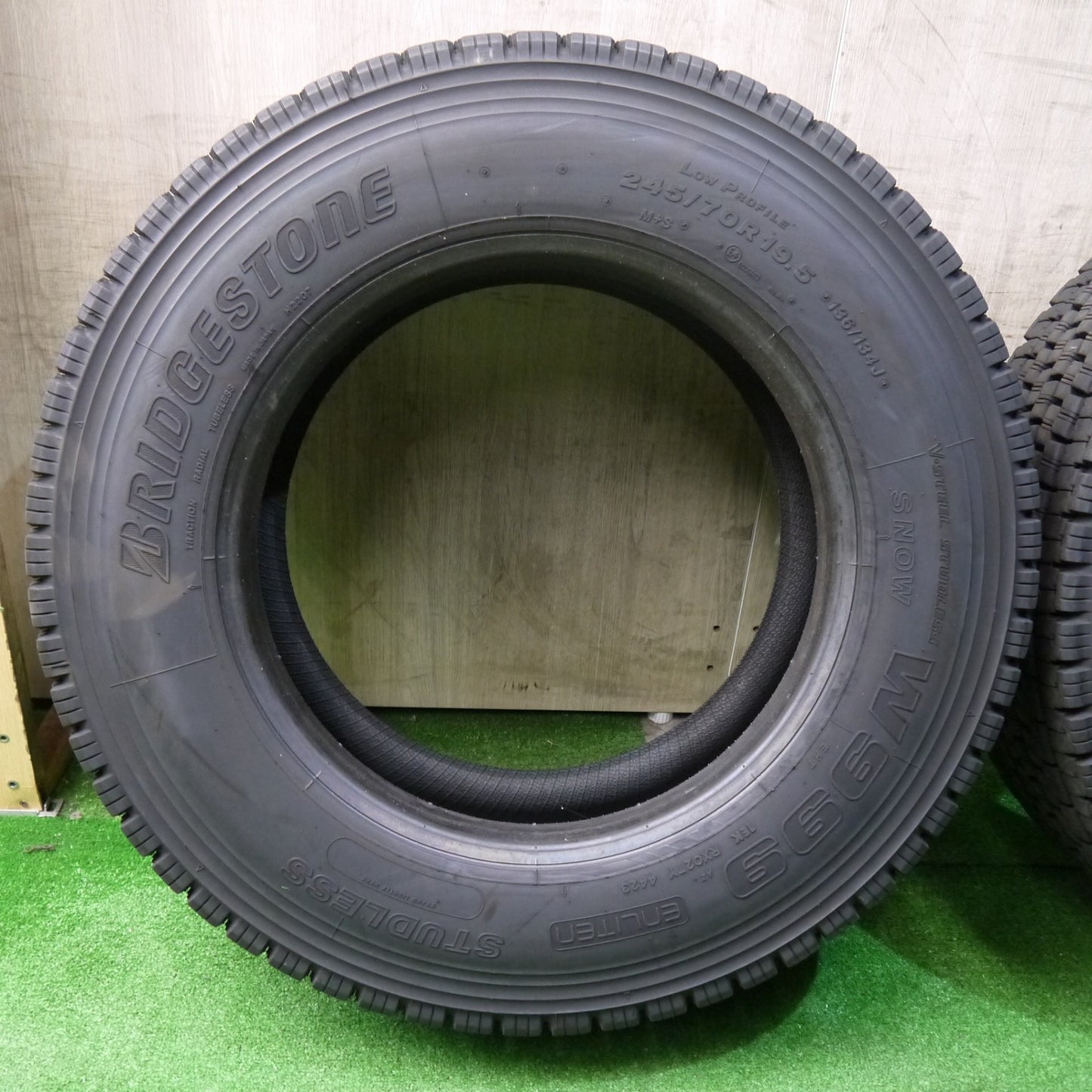 バリ溝！23年！9.5分！2本★トラック タイヤ 245/70R19.5 136/134J スタッドレス ブリヂストン W999 19.5インチ★5060706KKスタ