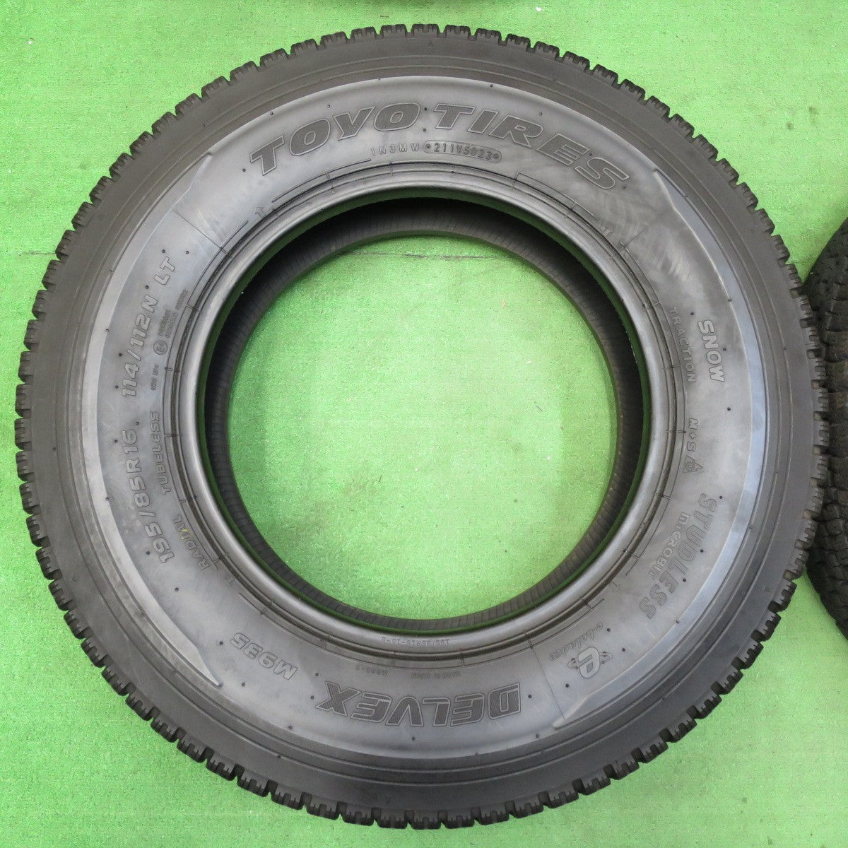 *送料無料* バリ溝！23年！9分★トラック タイヤ 195/85R16 114/112N スタッドレス トーヨー デルベックス M935 16インチ★4090308イスタ
