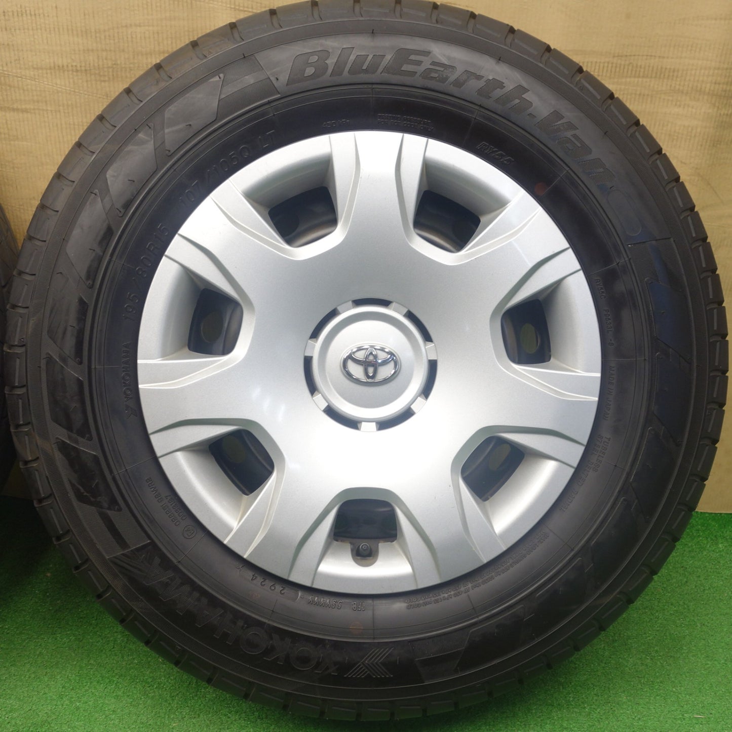 バリ溝！24年！8.5分★トヨタ 200系 ハイエース 純正 スチール 195/80R15 107/105Q ヨコハマ BluEarth-Van RY55 15インチ PCD139.7/6H★6022504KTノ