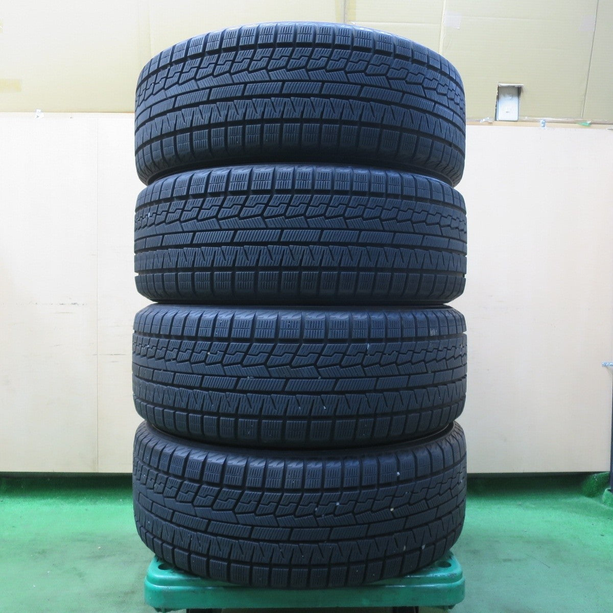 [送料無料] バリ溝！22年！キレイ！9分★ボルボ等 EURO AFG 235/50R19 スタッドレス ヨコハマ アイスガード iG70 19インチ PCD108/5H★5032604イス