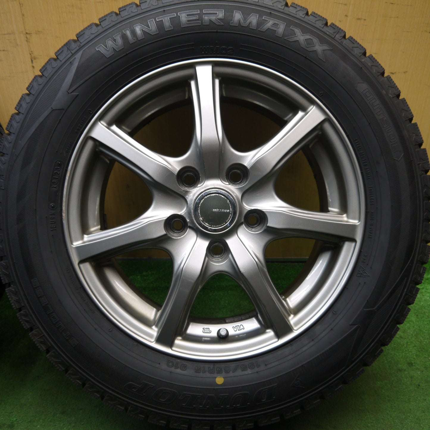 バリ溝！23年！9.5分以上★スタッドレス 195/65R15 ダンロップ ウインターマックス WM02 MiLLOUS ミルアス 15インチ PCD114.3/5H★5080104Hス