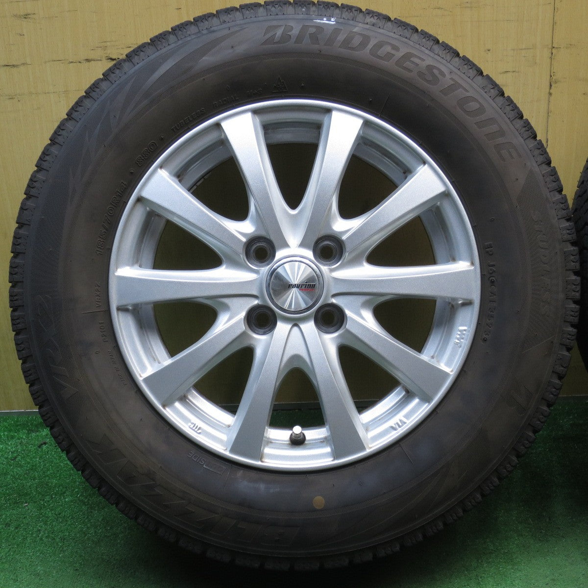 バリ溝！23年！キレイ！9分★スタッドレス 185/70R14 ブリヂストン ブリザック VRX2 ravrion RS01 ラブリオン 14インチ PCD100/4H★5081109NJス