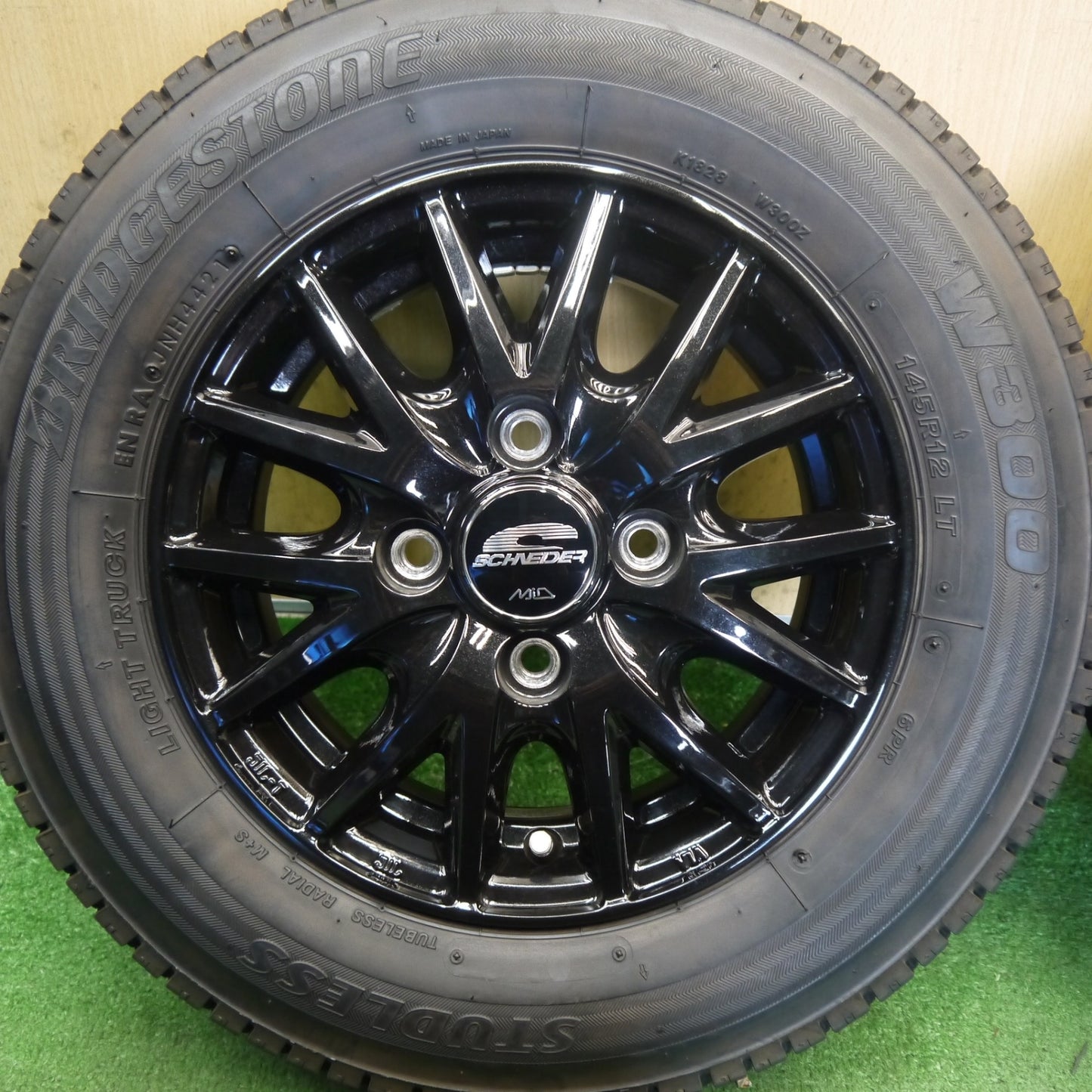 バリ溝！キレイ！9分◎スタッドレス 145R12 6PR ブリヂストン W300 SCHNEIDER MiD シュナイダー 12インチ PCD100/4H◎6081702Hス