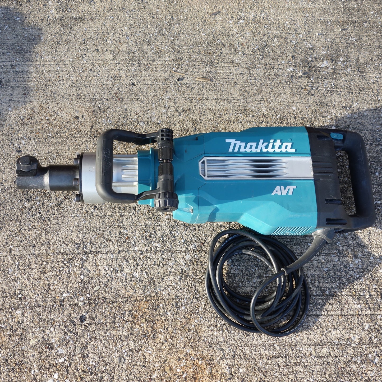 [送料無料] ◆makita マキタ 電動ハンマ HM1511 六角軸30mm ハツリ 電動工具 キャスタ付きプラスチックケース 100V 50/60Hz◆