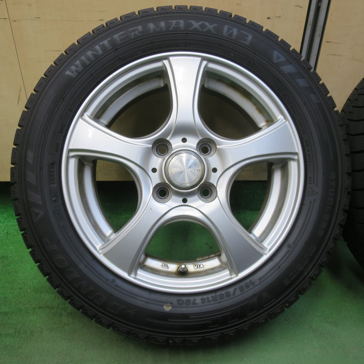 バリ溝！22年！9.5分以上★スタッドレス 165/65R14 ダンロップ ウインターマックス 03 VIOLENTO ヴィオレント 14インチ ハスラー ソリオ 等 PCD100/4H★5111405イス