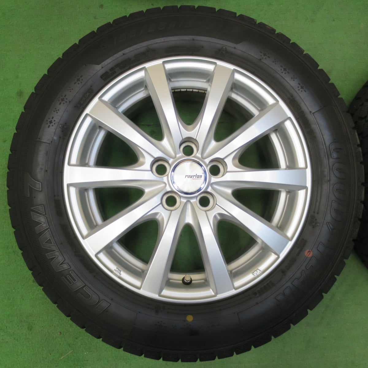 [送料無料] キレイ！21年★プリウス 等 195/65R15 スタッドレス グッドイヤー アイスナビ7 ravrion RS01 ラブリオン 15インチ PCD100/5H★4103109イス