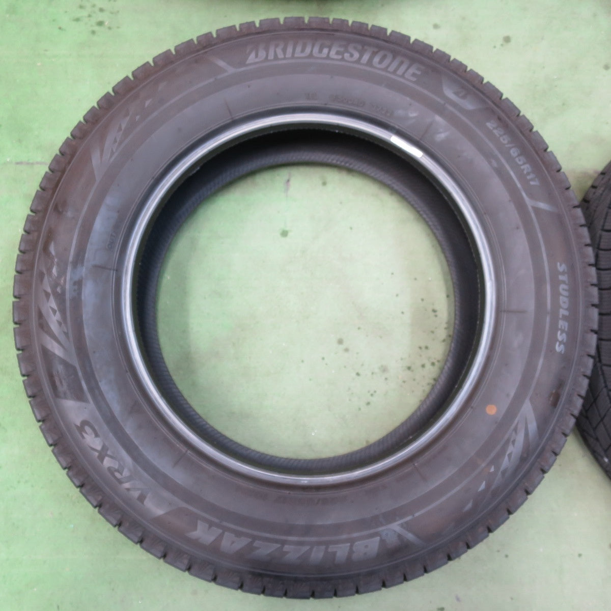 バリ溝！22年！9.5分★スタッドレス 225/65R17 ブリヂストン ブリザック VRX3 タイヤ 17インチ RAV4 ハリアー CX-5 CX-8 エクストレイル 等★6011503イスタ