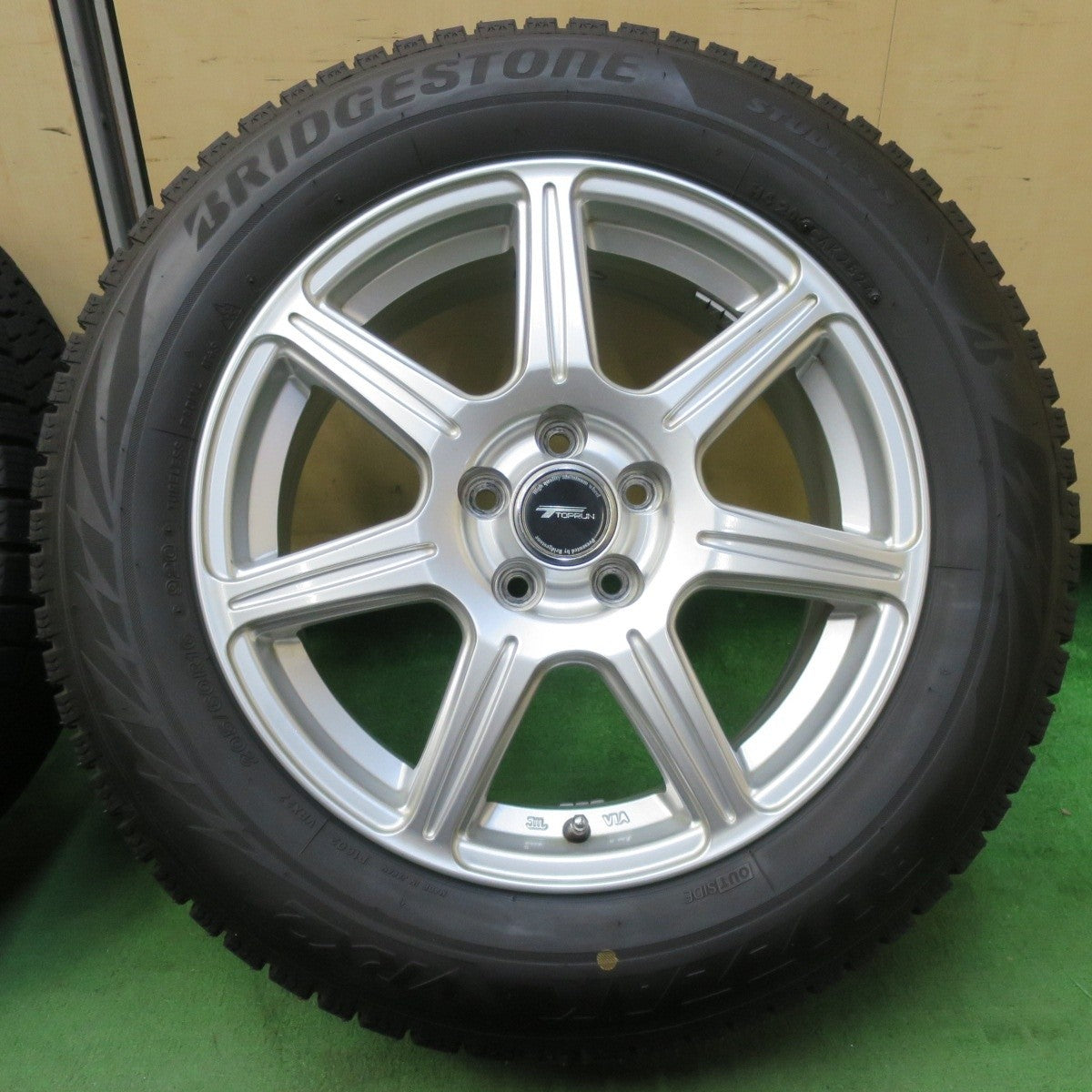 バリ溝！24年！ほぼ10分★レガシィ 等 205/60R16 スタッドレス ブリヂストン ブリザック VRX2 TOPRUN トップラン 16インチ PCD100/5H★5032608イス