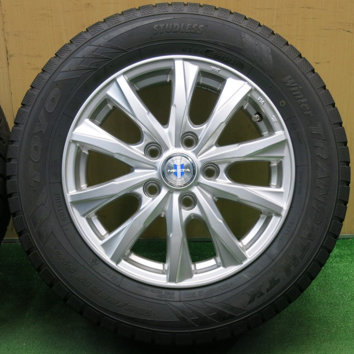 バリ溝！21年！キレイ！9.5分以上★スタッドレス 195/65R15 トーヨー ウインター トランパス TX NEXTA ネクスタ 15インチ PCD114.3/5H★5050406NJス