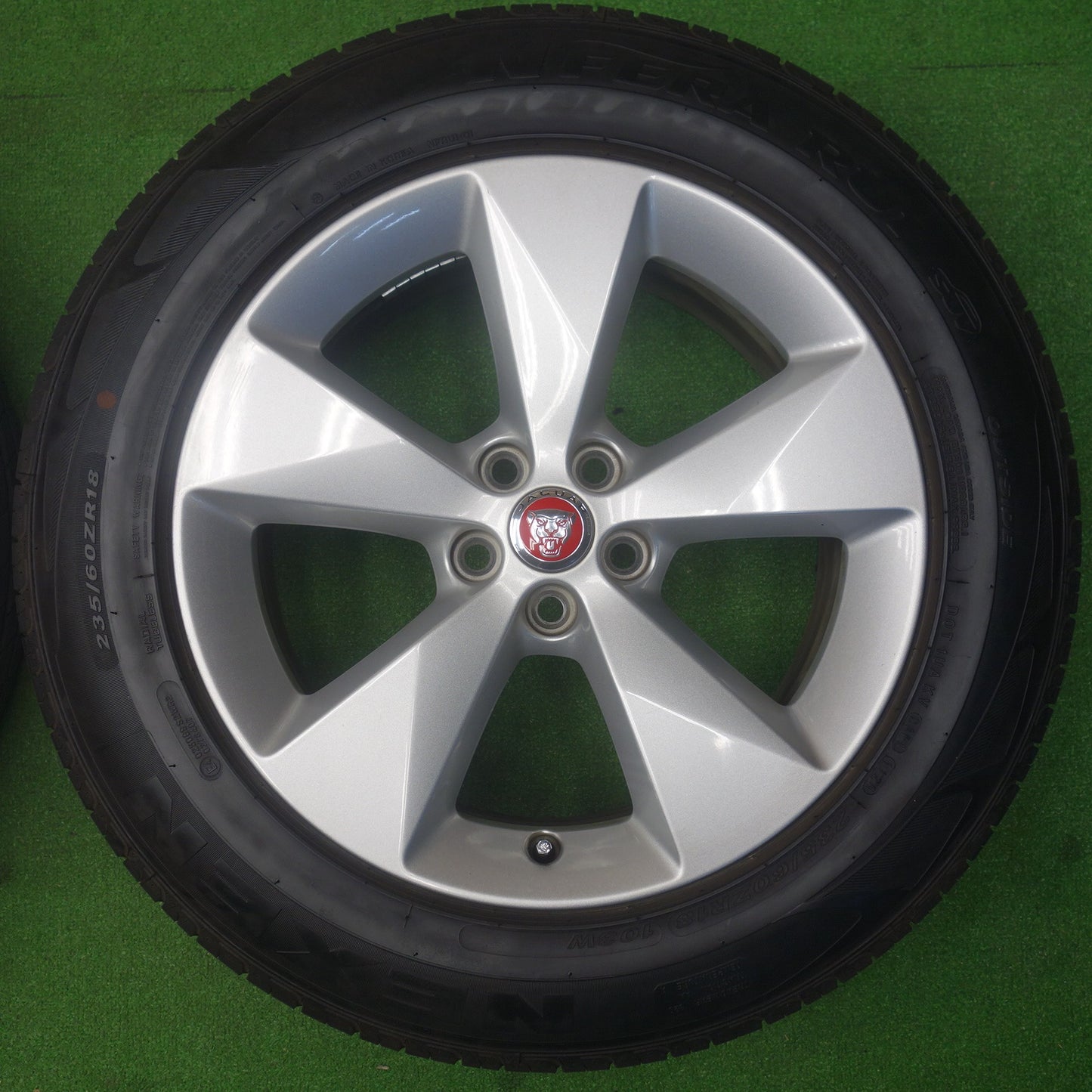バリ溝！25年！キレイ！9.5分★ジャガー E-PACE Eペイス 純正 235/60R18 ネクセン N'FERA RU1 SUV Eペース 18インチ PCD108/5H★6032501KTノ