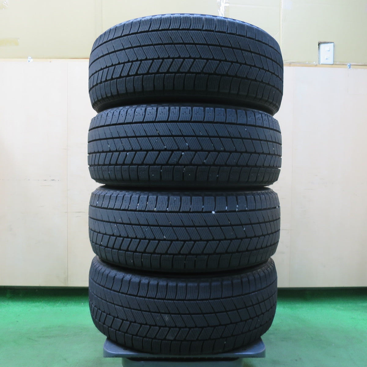 [送料無料] バリ溝！23年！9.5分以上★スタッドレス 225/40R18 ブリヂストン ブリザック VRX3 タイヤ 18インチ インプレッサ レガシィ 等★5030609イスタ