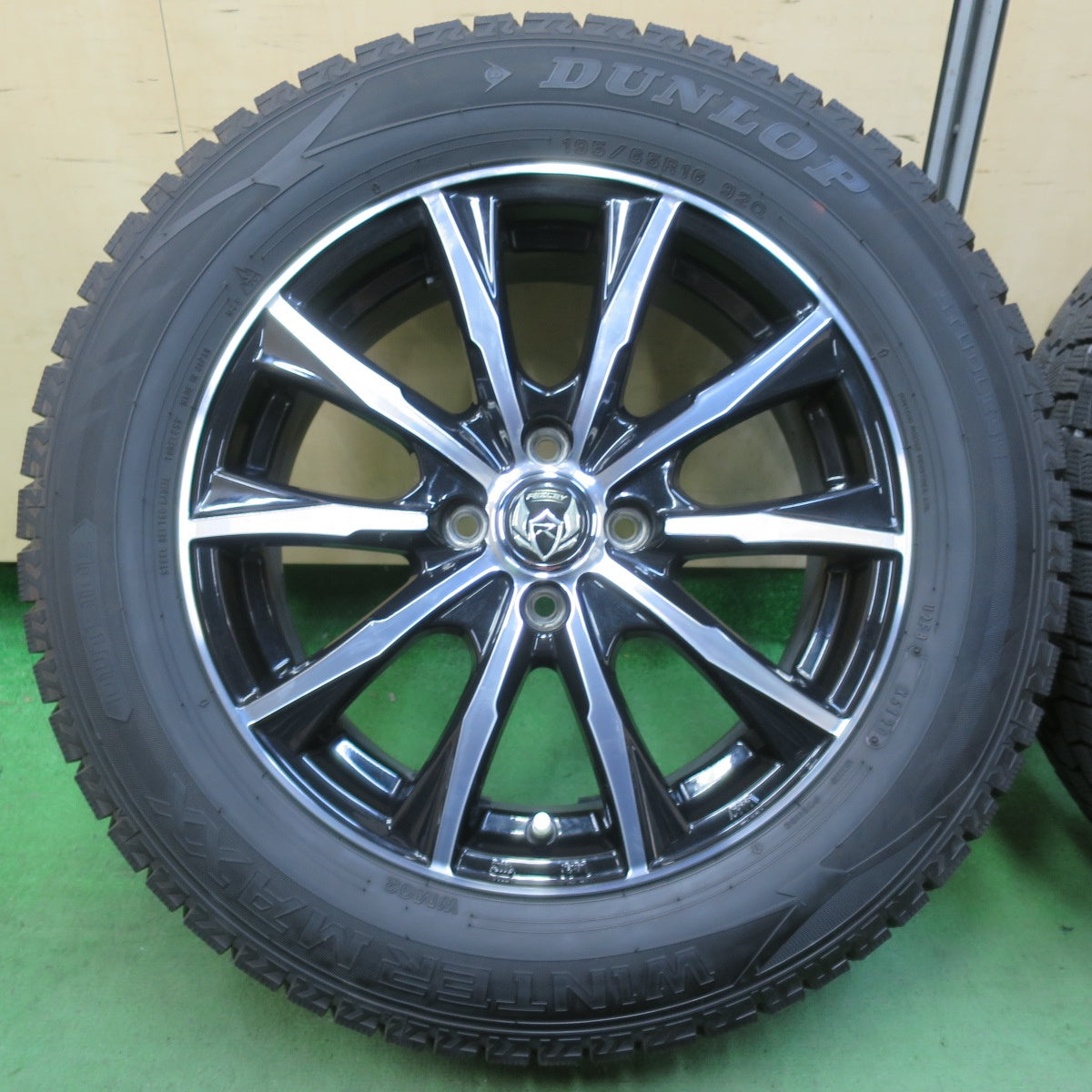 バリ溝！キレイ！9.5分★スタッドレス 195/65R16 ダンロップ ウインターマックス WM02 RiZLEY ライツレー 16インチ PCD100/4H★5050809イス