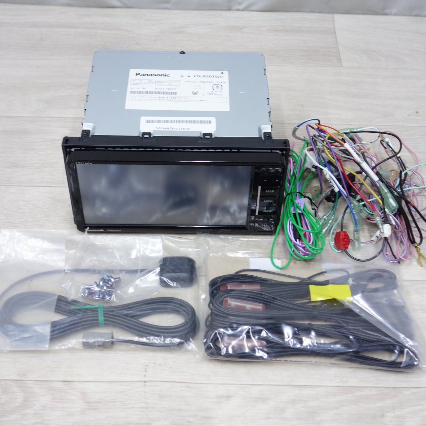 [送料無料] ◆パナソニック ストラーダ SD カーナビ ステーション 7型 ワイド CN-RE03WD メモリーナビ 地図データ 不明◆