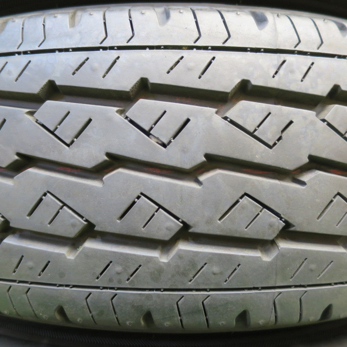 *送料無料* 超バリ溝！22年！綺麗！ほぼ10分★トヨタ 200系 ハイエース 純正 OP 195/80R15 ブリヂストン V600 15インチ PCD139.7/6H★4080104イノ