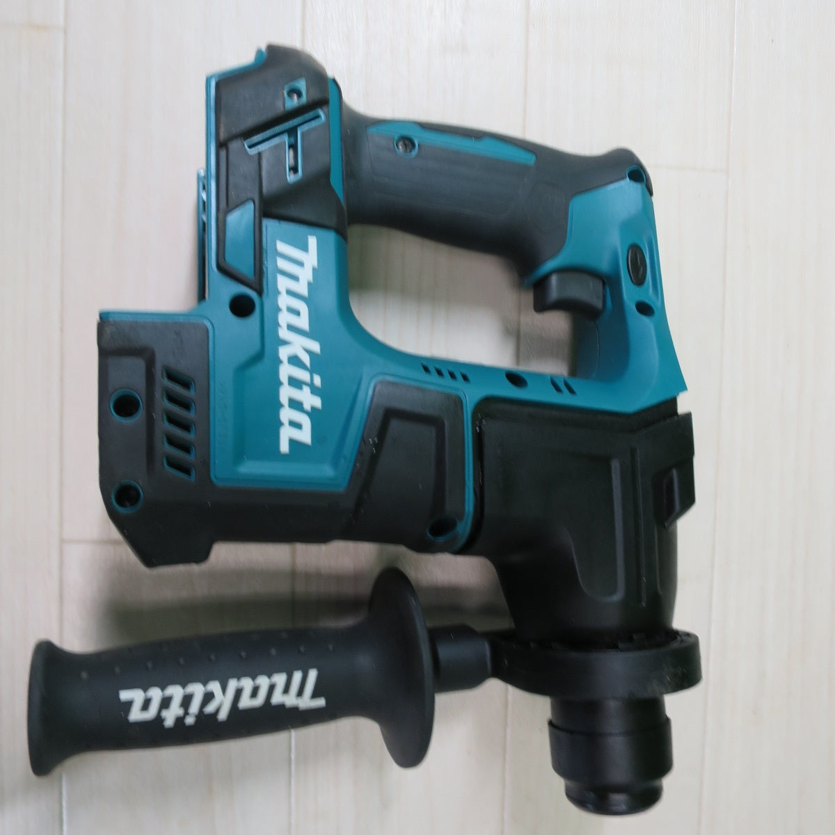 [送料無料] キレイ☆マキタ 17mm 充電式 ハンマ ドリル 14.4V HR170D 充電器 ケース付き ハンマードリル はつり ハツリ 斫り 電動 工具☆