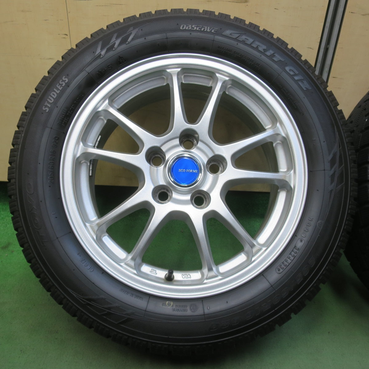 バリ溝！23年！キレイ！9.5分以上★スタッドレス 205/60R16 トーヨー オブザーブ GIZ ECO FORME エコフォルム 16インチ PCD114.3/5H★6051808イス